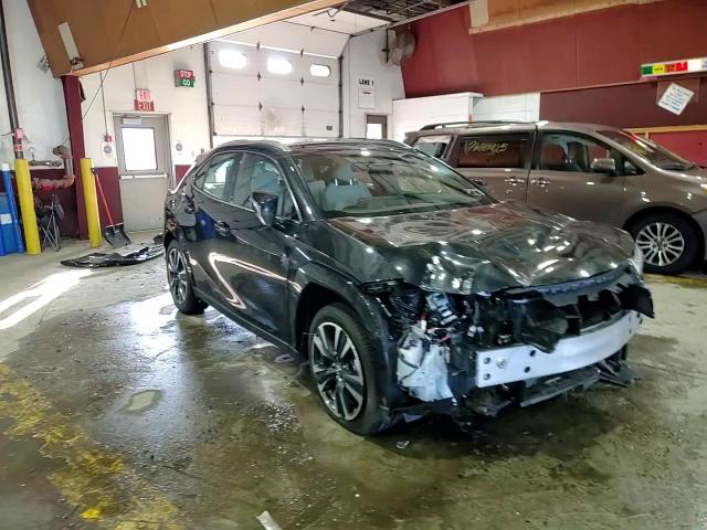 Lexus UX 2025