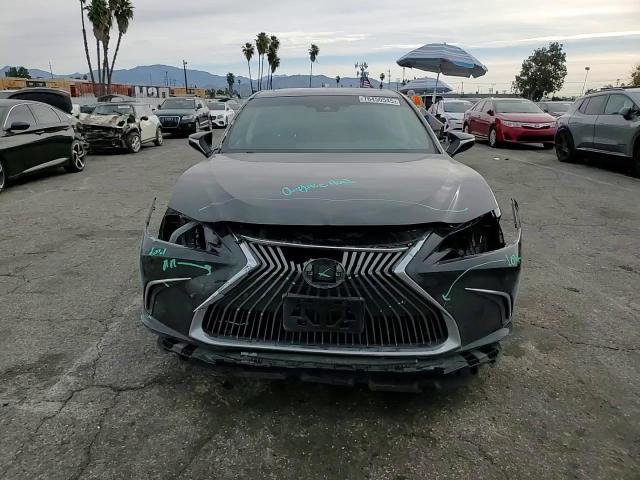 Lexus ES 2019