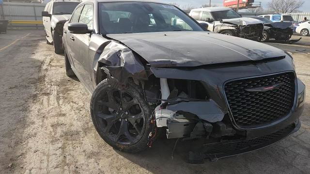 Chrysler 300 2022