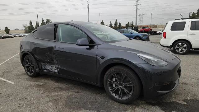 Tesla Model Y 2025
