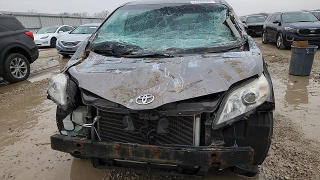 Toyota Sienna 2011