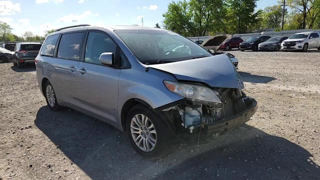 Toyota Sienna 2011