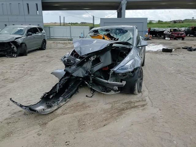 Tesla Model Y 2025