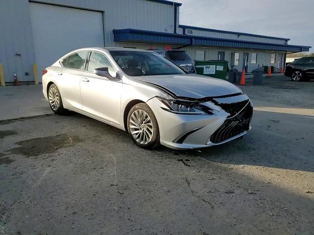 Lexus ES 2019