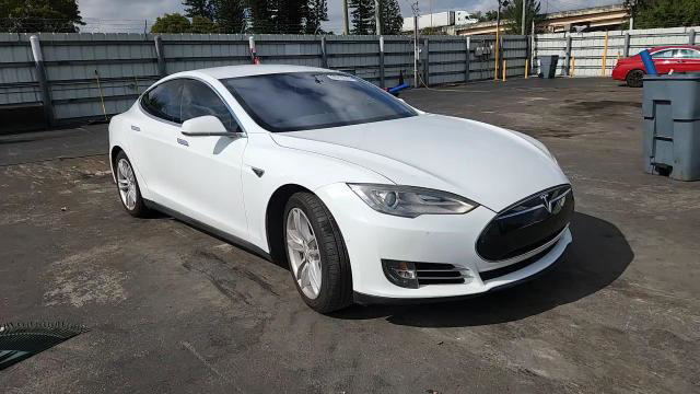Tesla Model S 2015