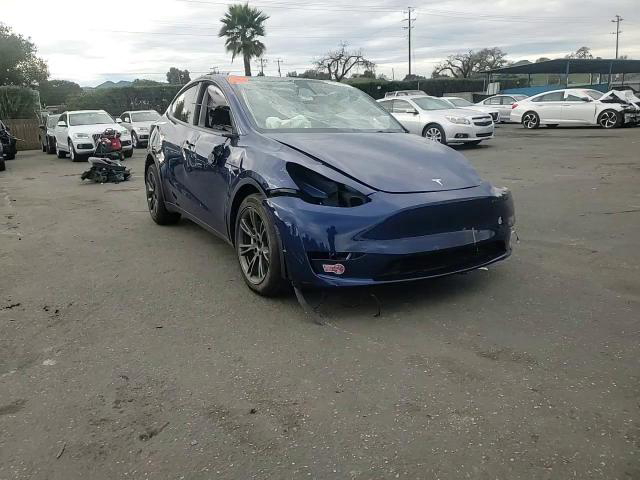 Tesla Model Y 2025