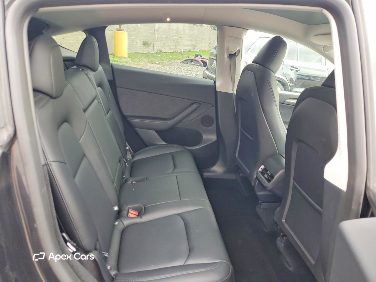 Tesla Model Y 2025