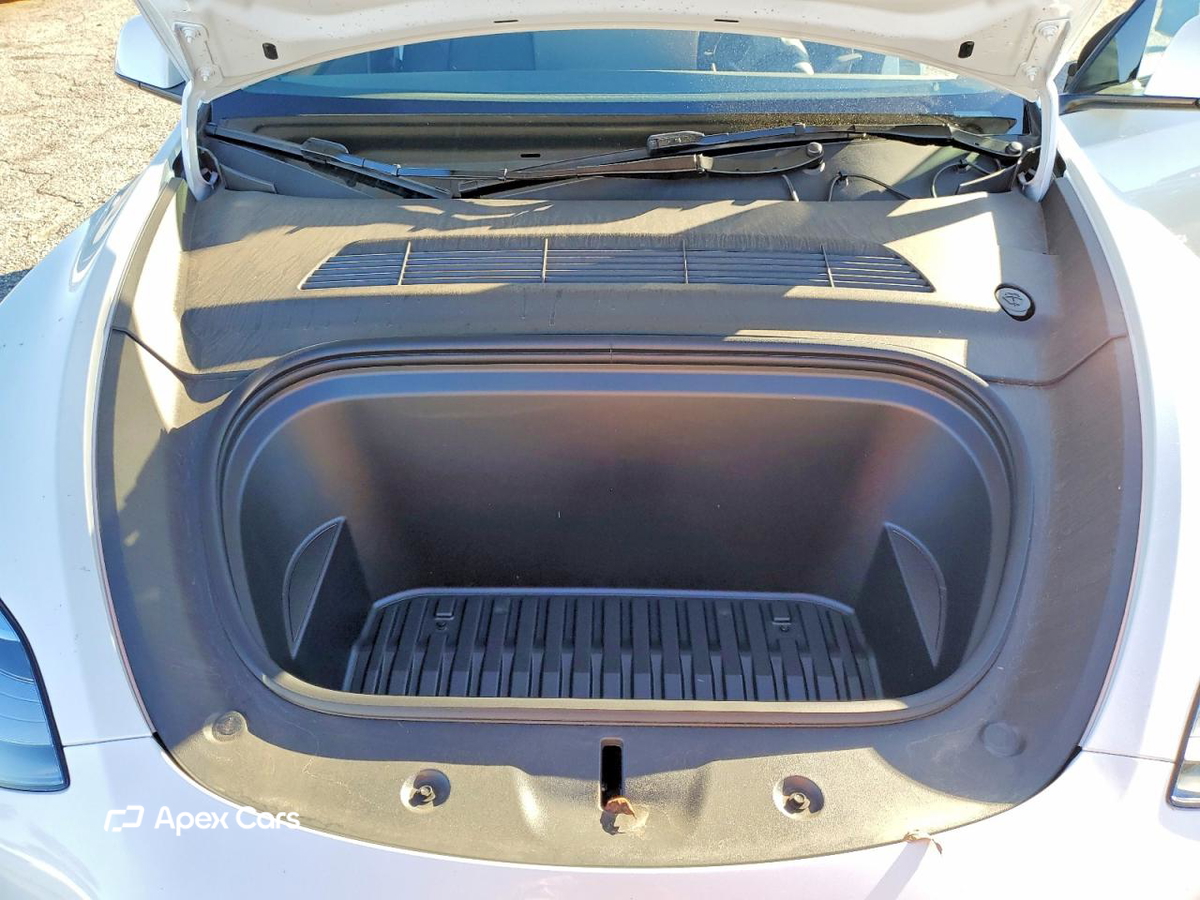 Tesla Model Y 2025