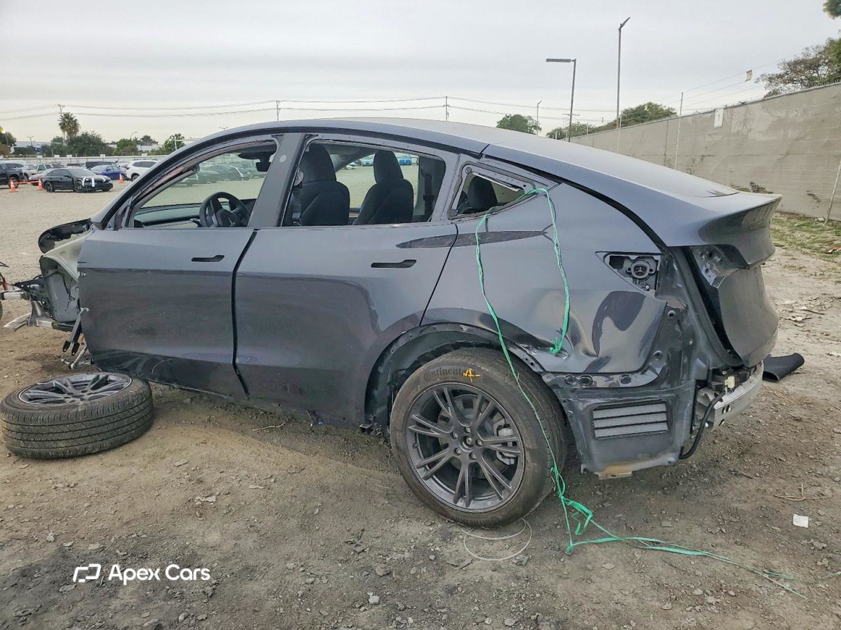 Tesla Model Y 2025