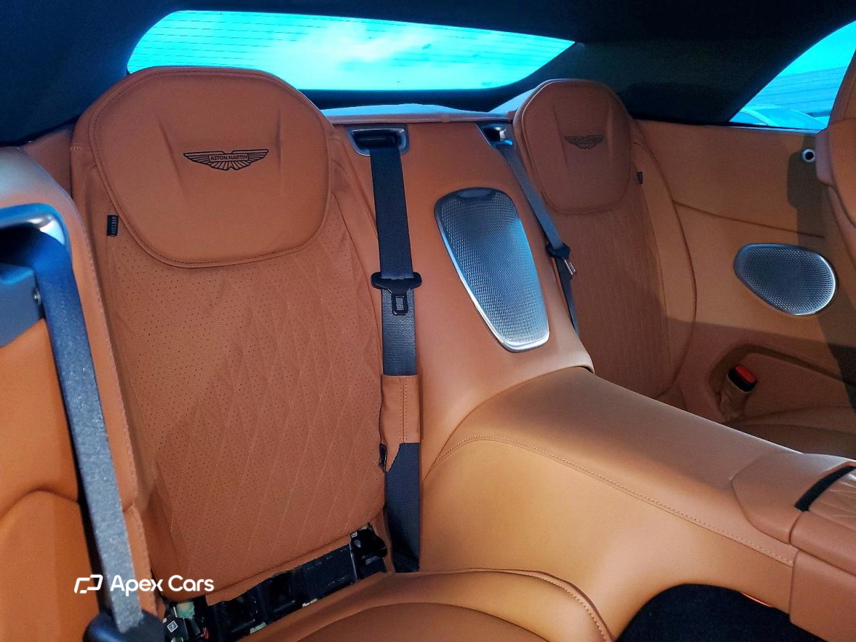 Aston Martin DB12 2024