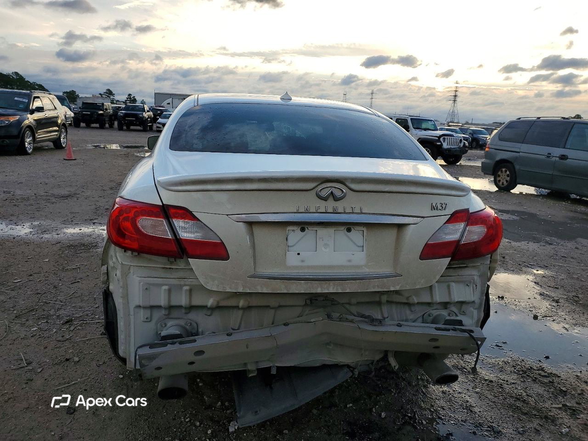 Infiniti M 2013