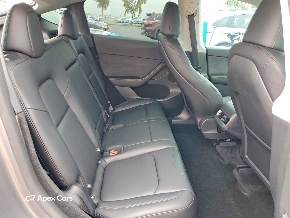 Tesla Model Y 2025
