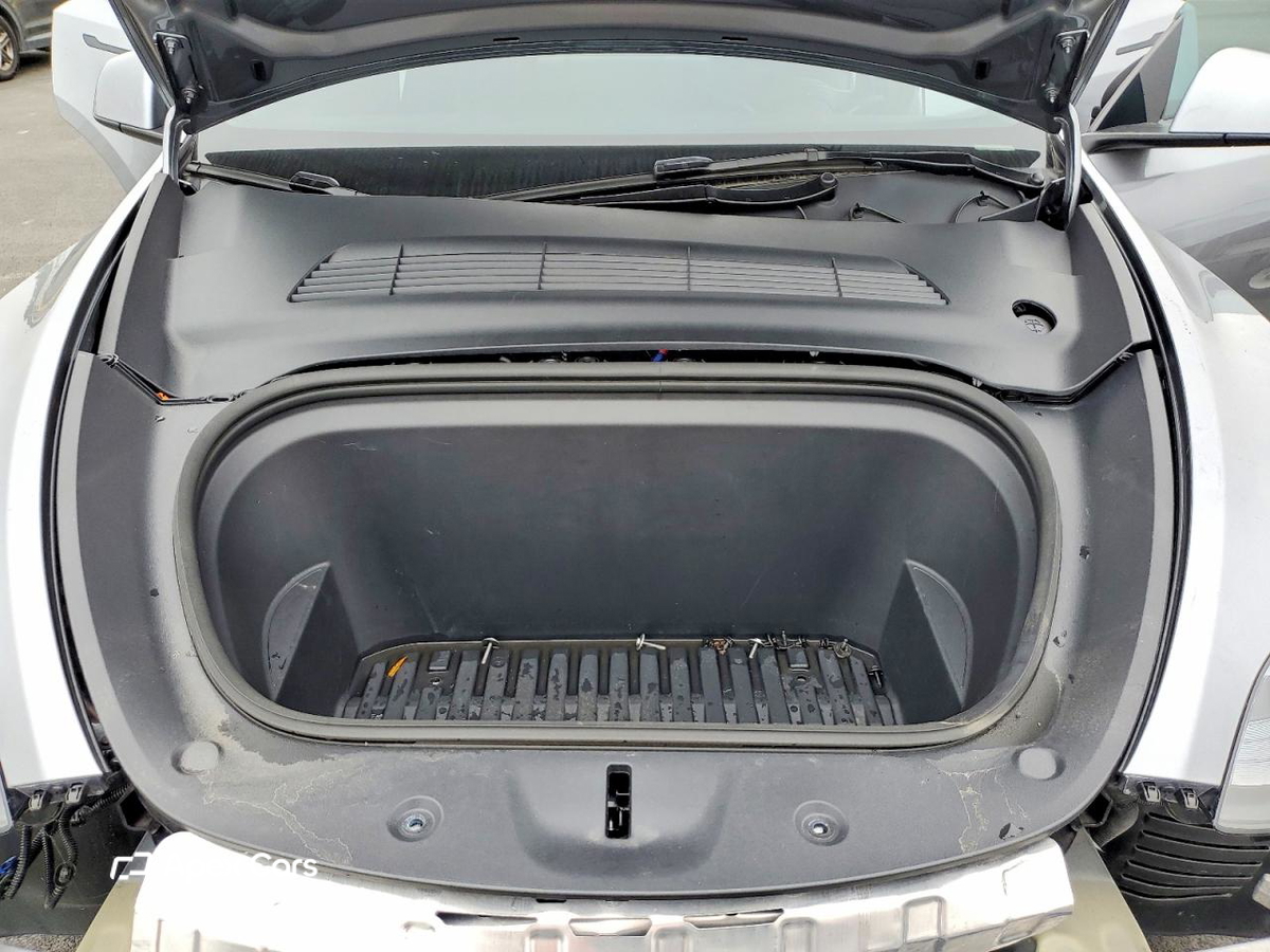 Tesla Model Y 2025
