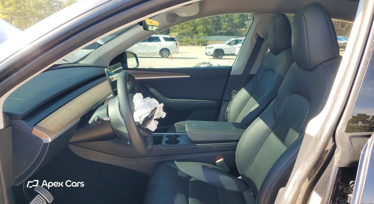 Tesla Model Y 2025