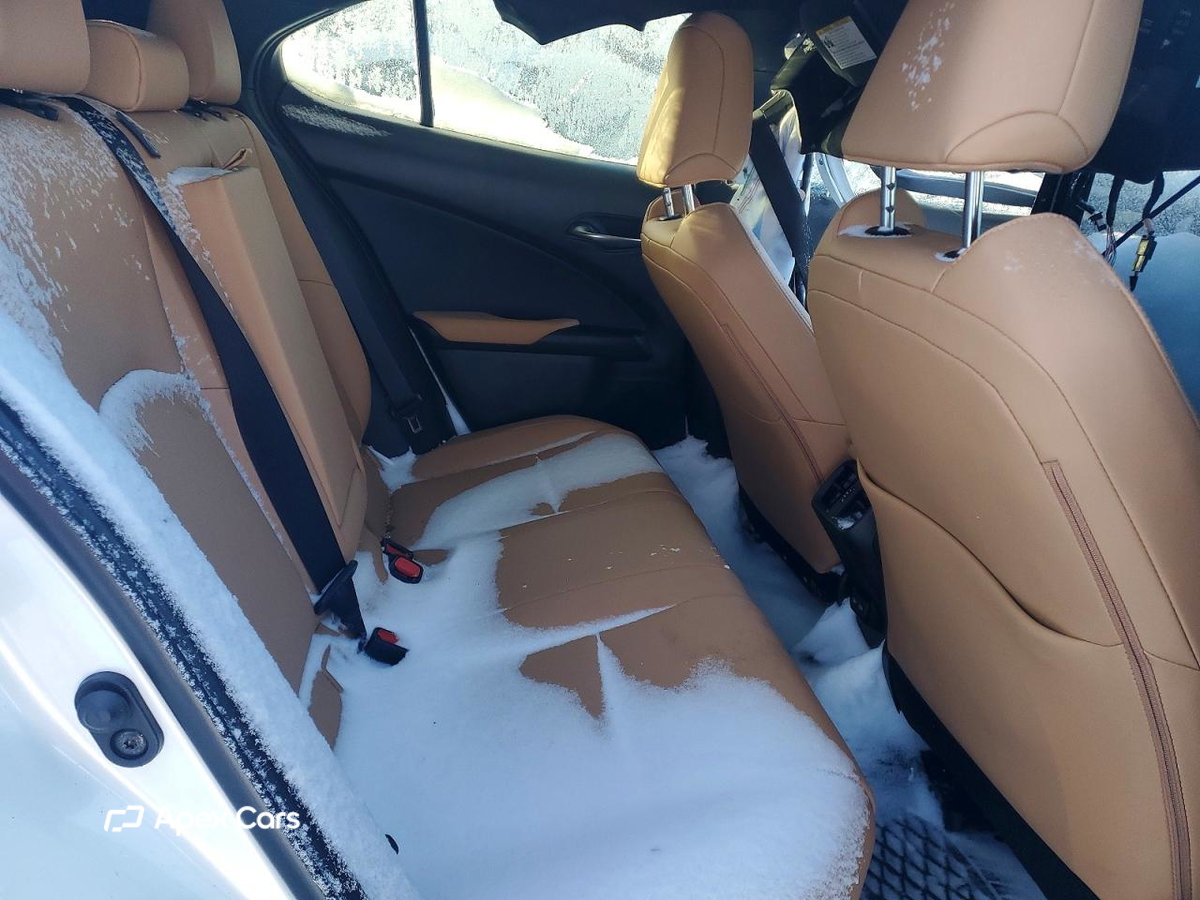 Lexus UX 2025