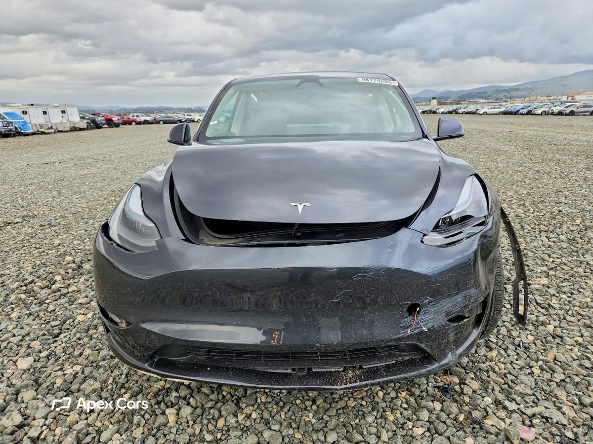 Tesla Model Y 2025
