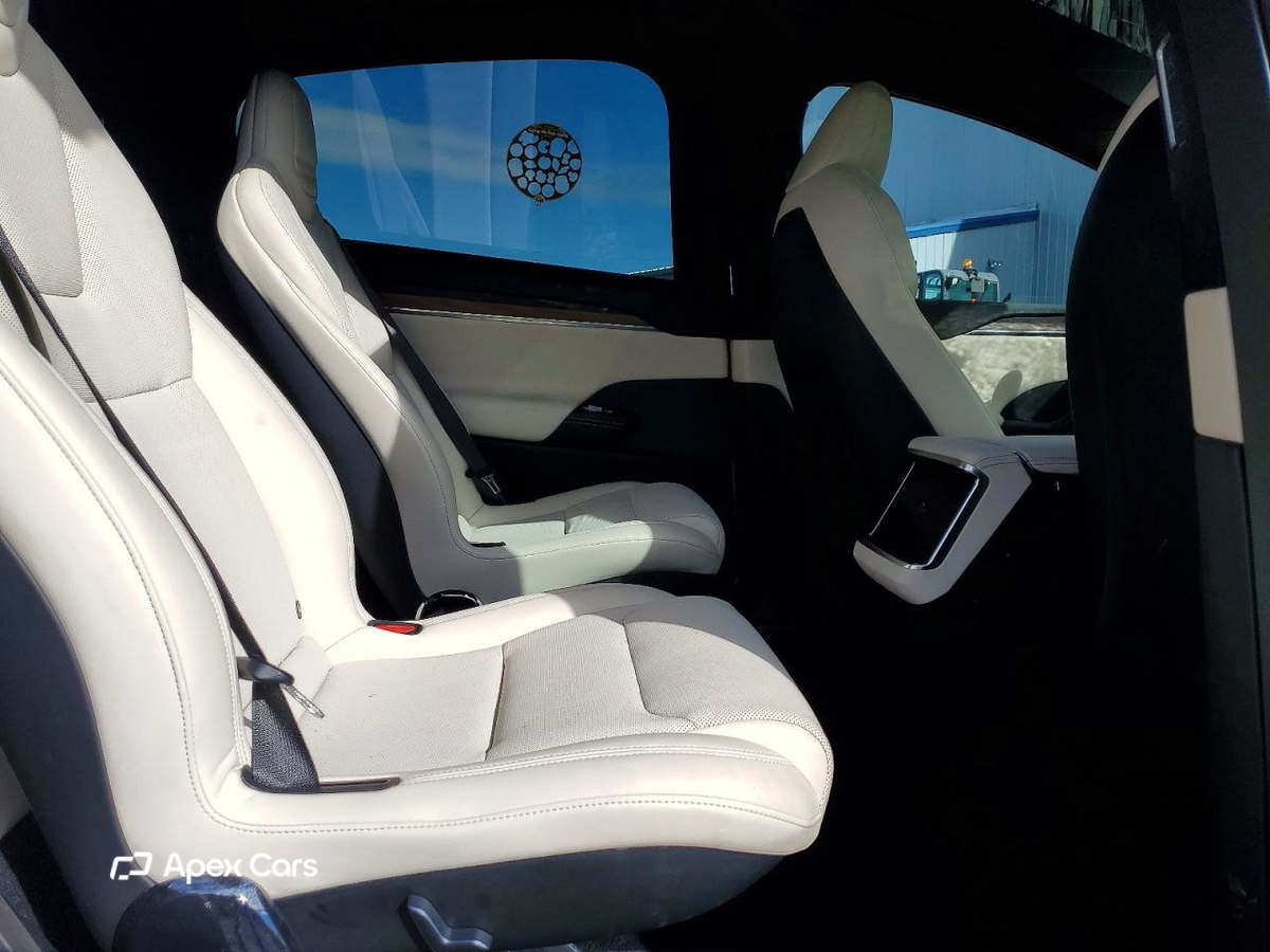 Tesla Model X 2021