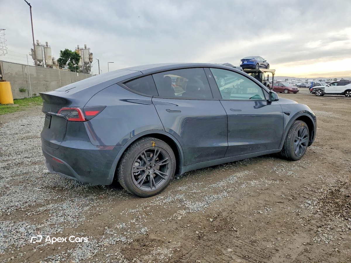 Tesla Model Y 2025