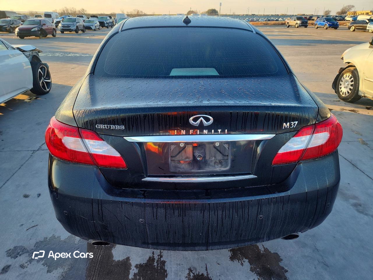 Infiniti M 2013