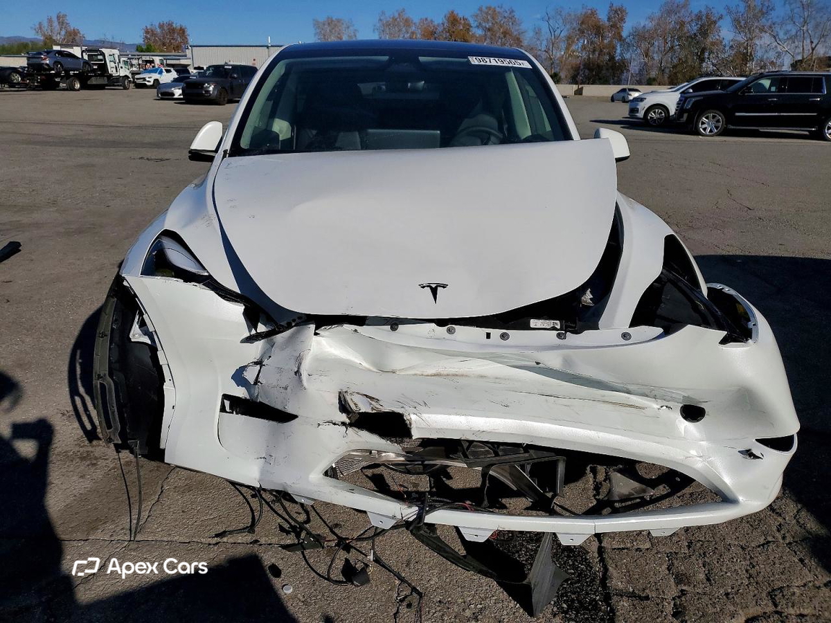 Tesla Model Y 2024
