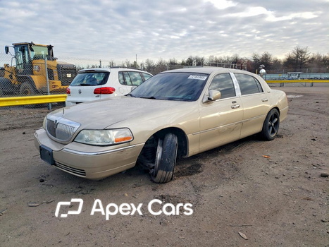 Lincoln Town Car 2010 - Image 1 of 12