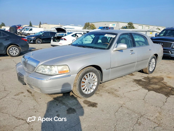 2004 Lincoln Town Car - Image 1 of 5