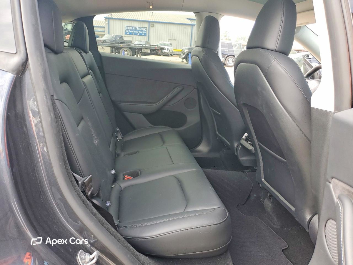 Tesla Model Y 2025