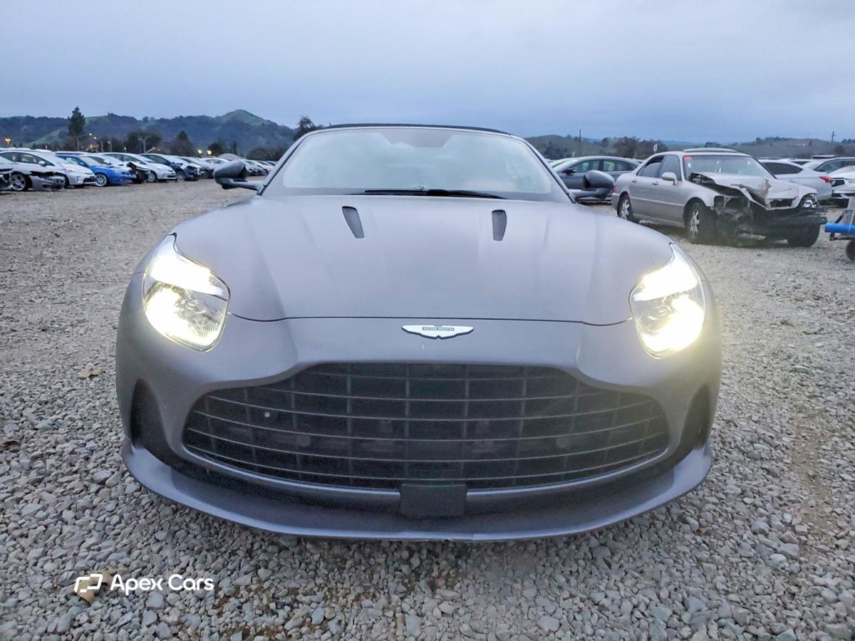 Aston Martin DB12 2024