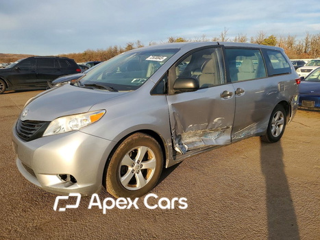 Toyota Sienna 2015 - Image 1 of 13
