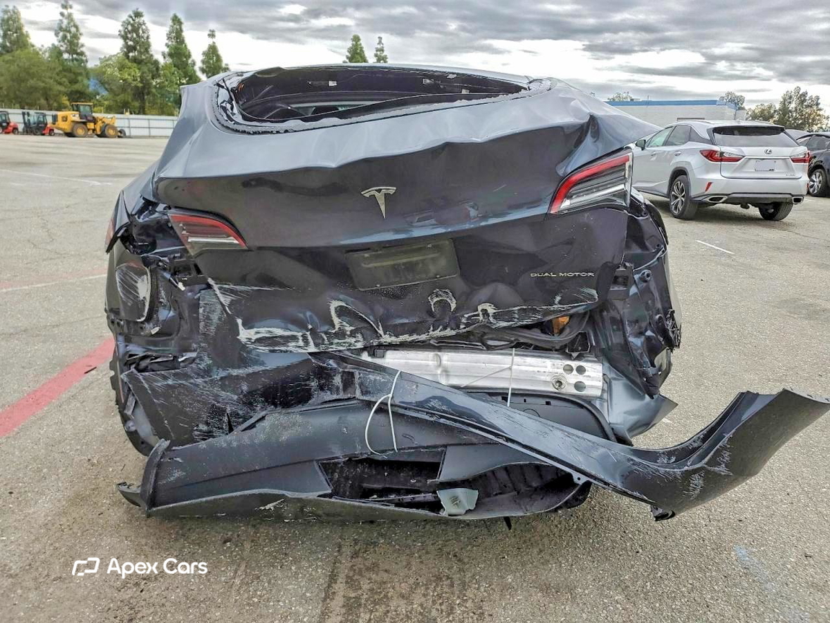 Tesla Model Y 2024