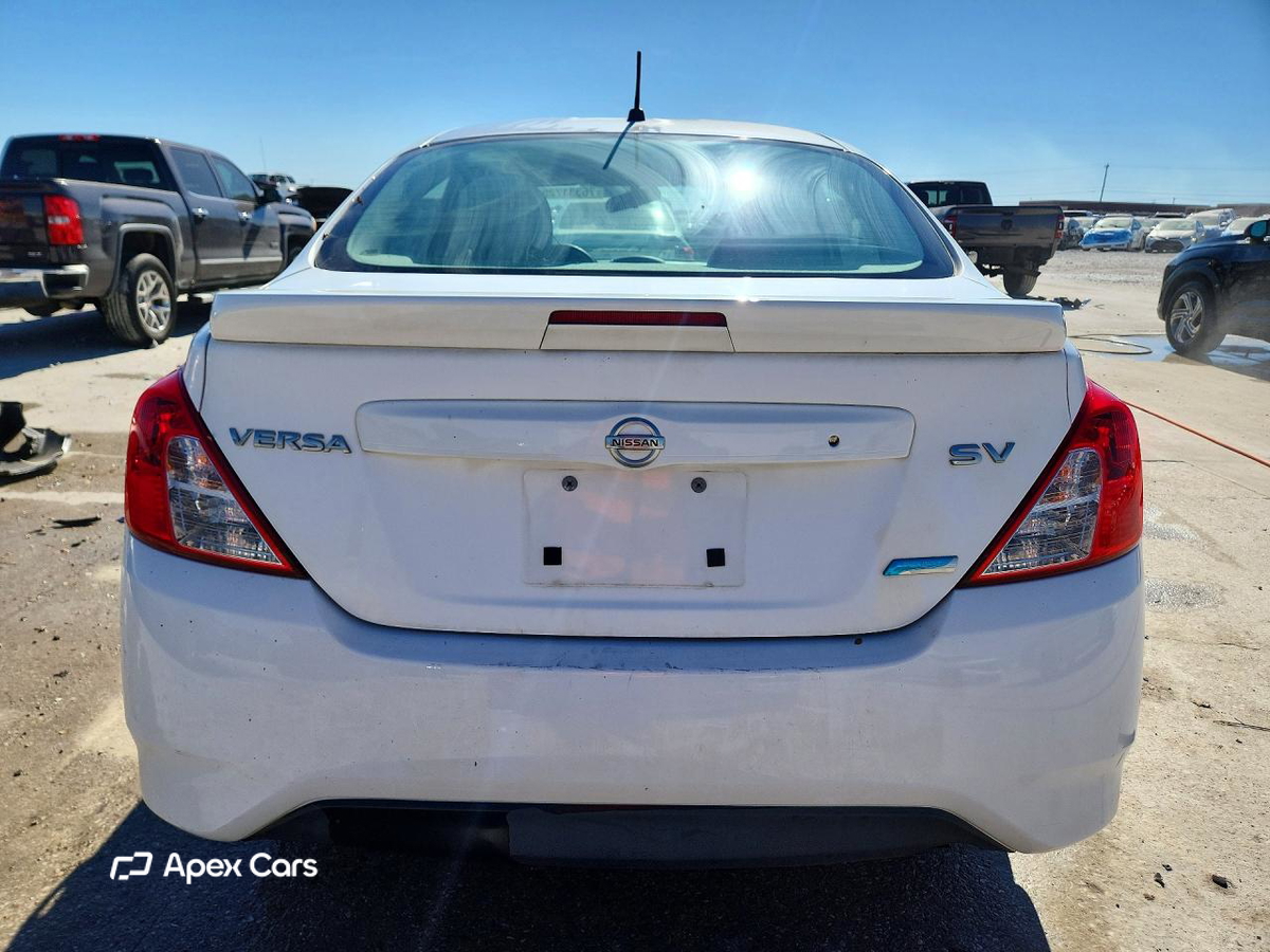Nissan Versa 2015