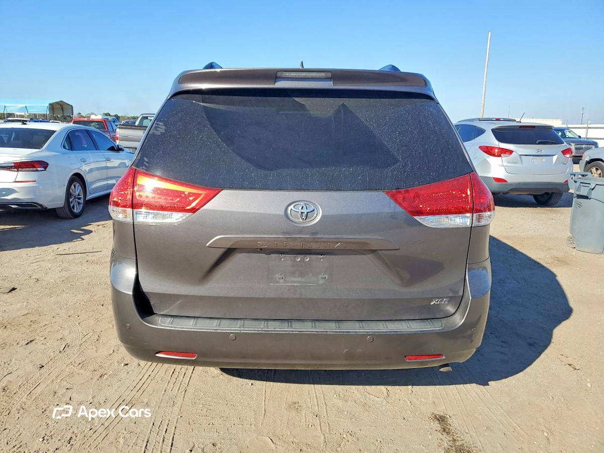 Toyota Sienna 2011