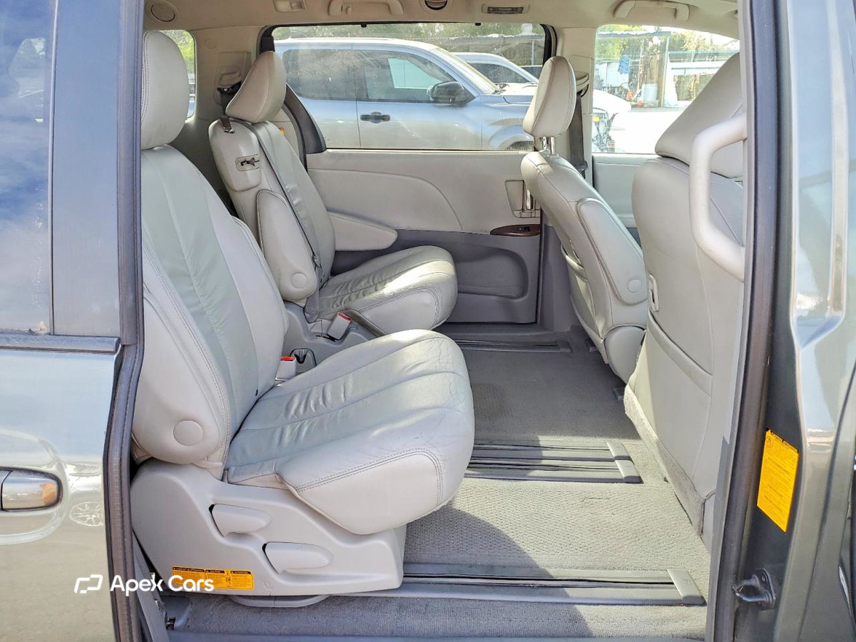 Toyota Sienna 2011