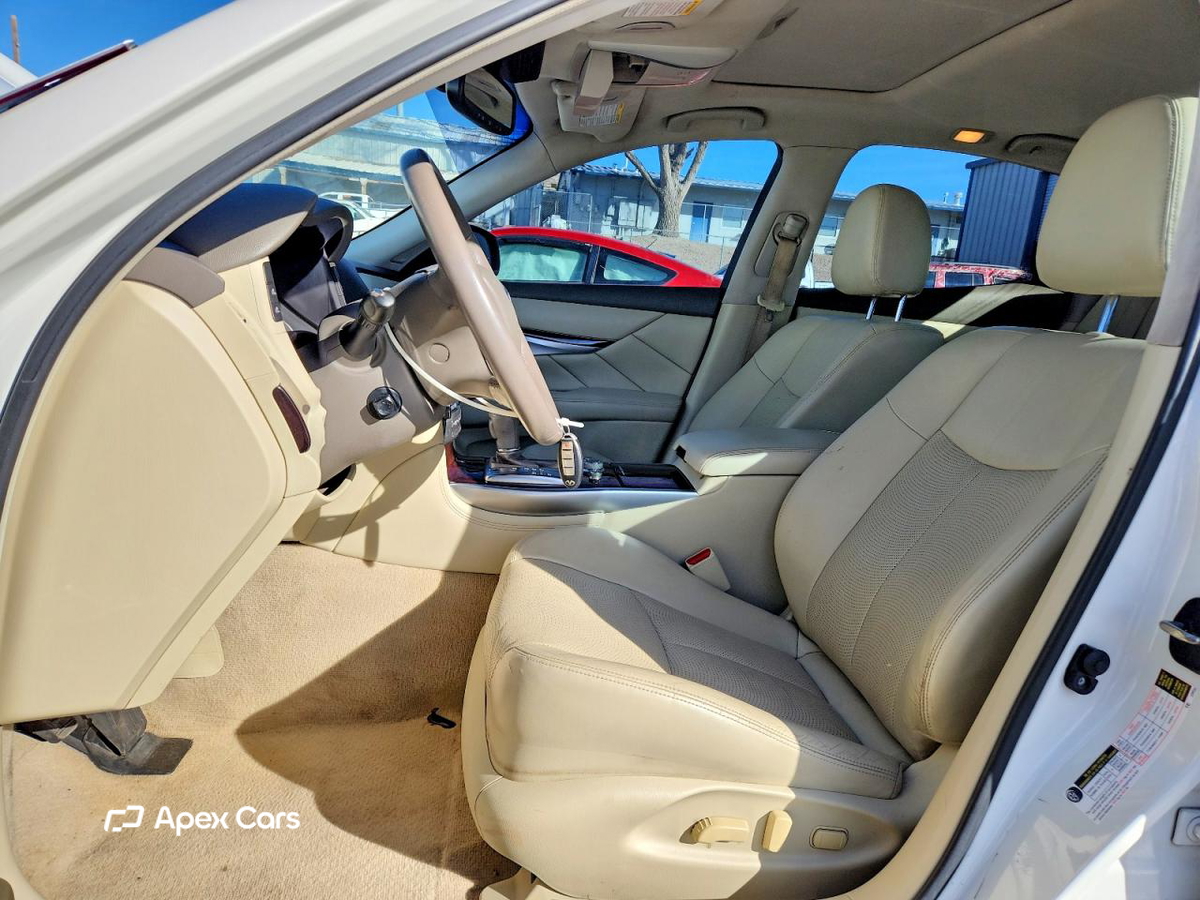 Infiniti Q70 2015