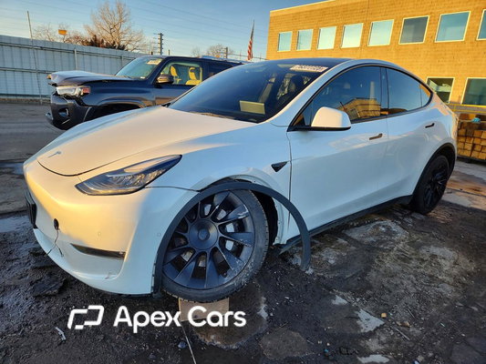 Tesla Model Y 2021 - Image 1 of 5