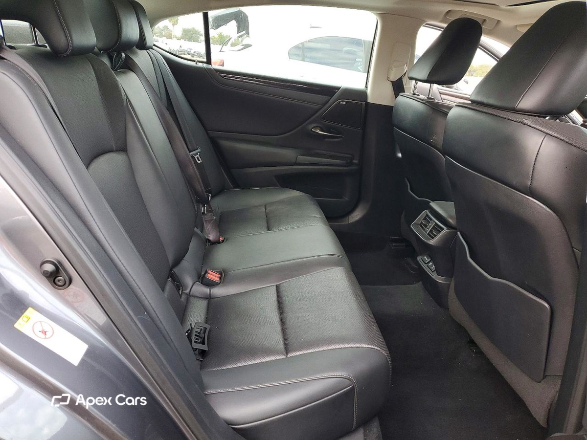 Lexus ES 2019
