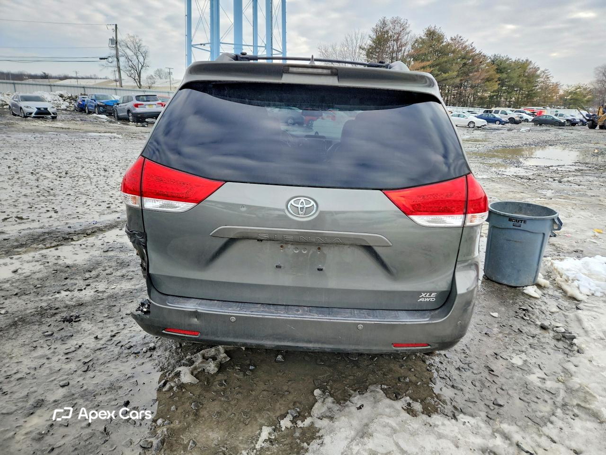 Toyota Sienna 2011