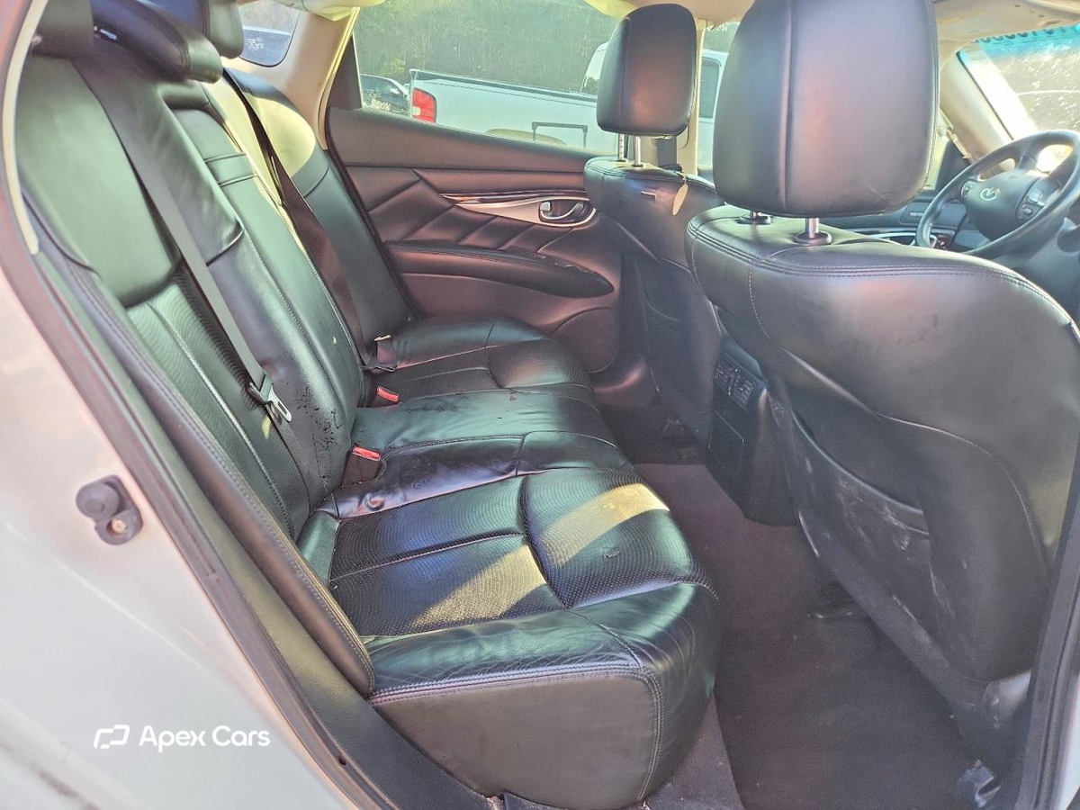 Infiniti M 2011