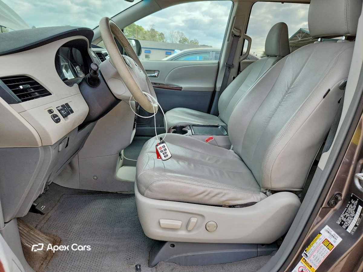 Toyota Sienna 2011