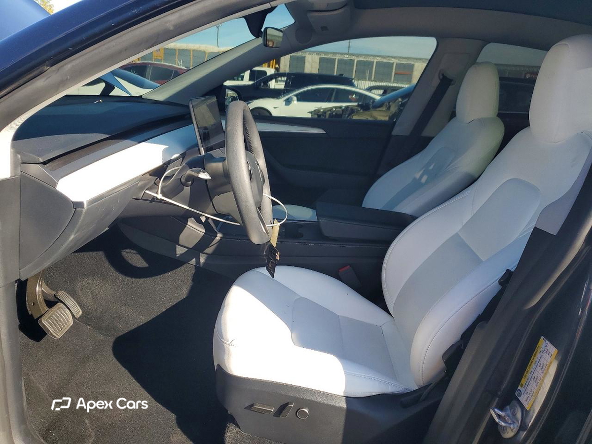 Tesla Model Y 2024