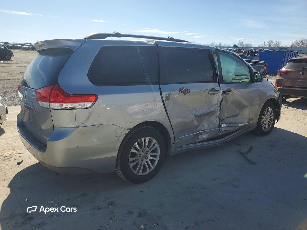 Toyota Sienna 2011