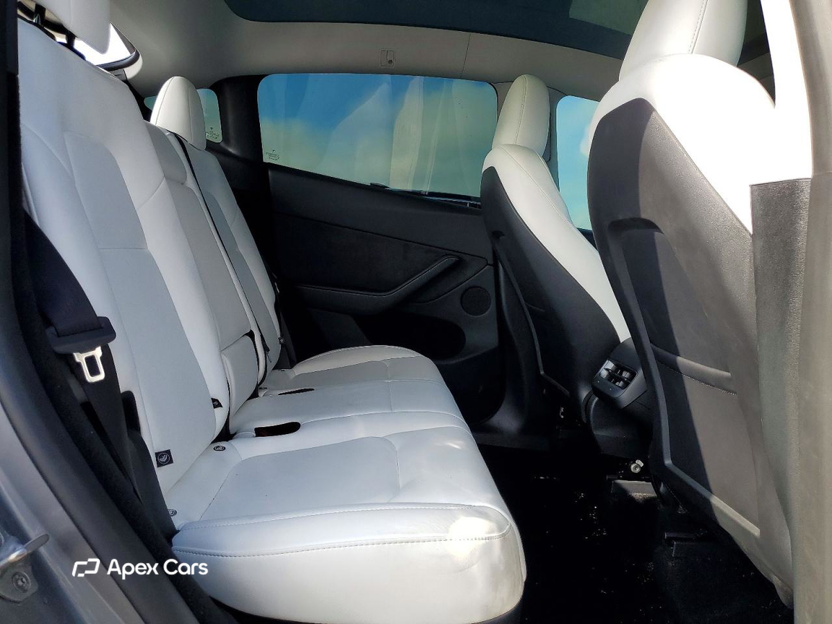 Tesla Model Y 2025