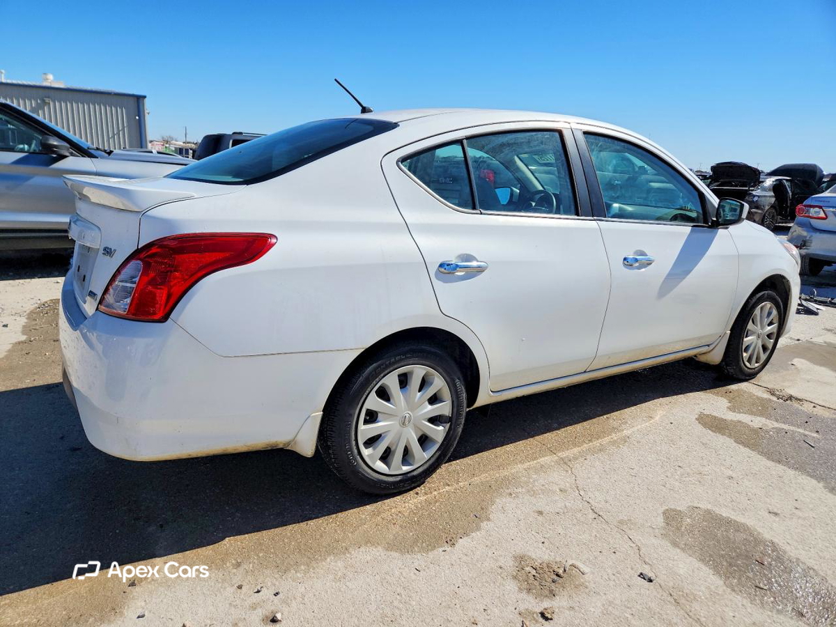 Nissan Versa 2015