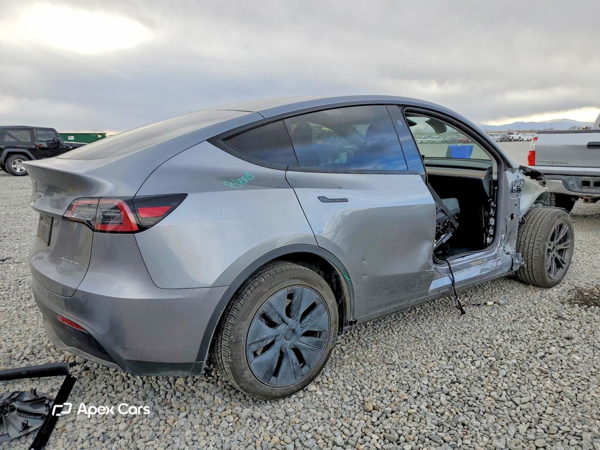 Tesla Model Y 2025