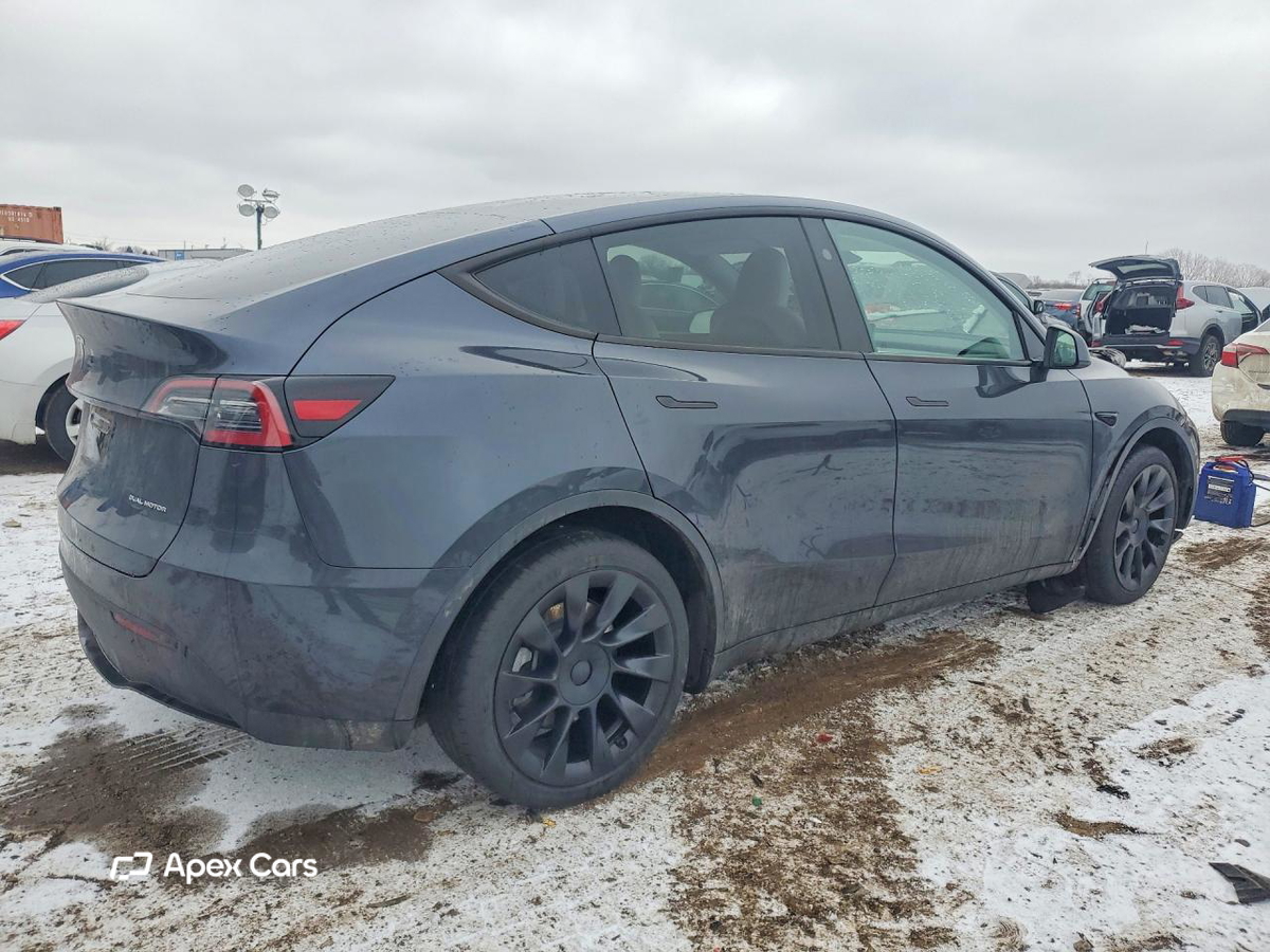 Tesla Model Y 2024