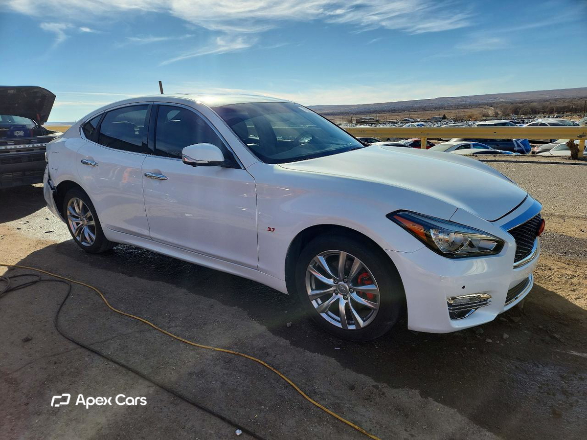 Infiniti Q70 2015