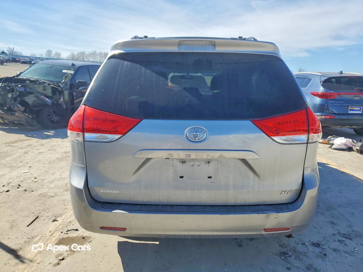 Toyota Sienna 2011