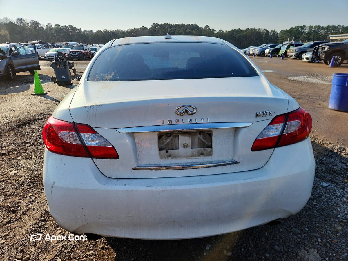 Infiniti M 2011