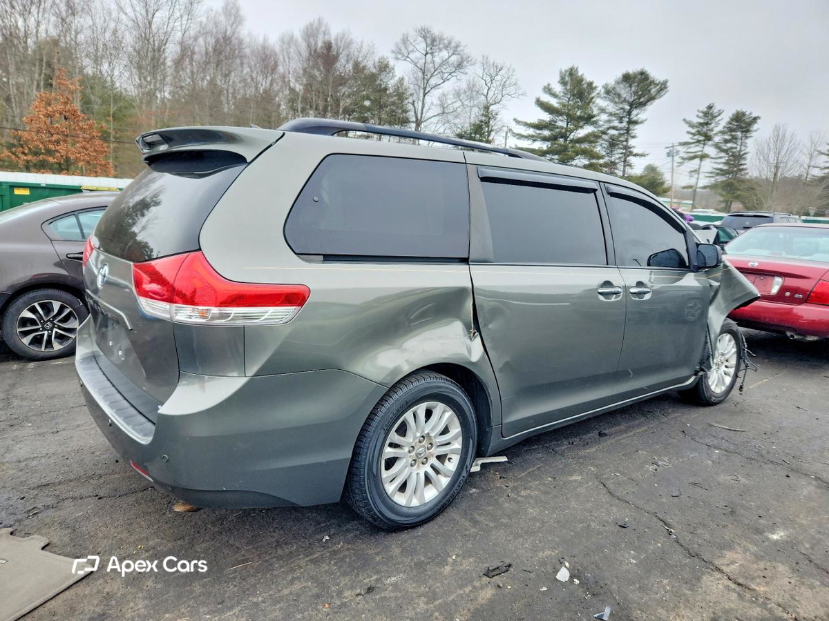 Toyota Sienna 2011