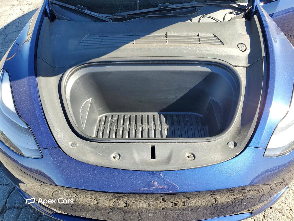 Tesla Model Y 2025